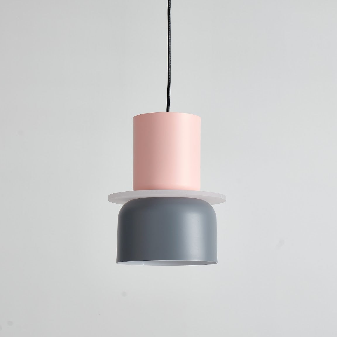suspension rétro orange noir allumée avec lumière chaude, détail