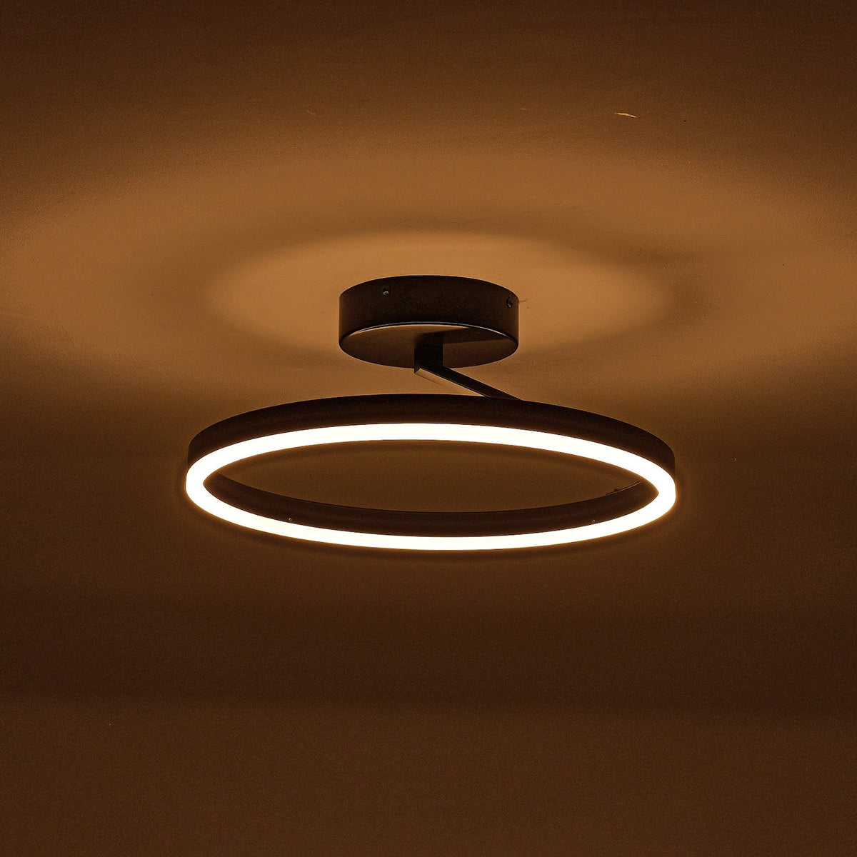 Plafonnier noir Ø40 cm Lysrum plat au plafond en intérieur