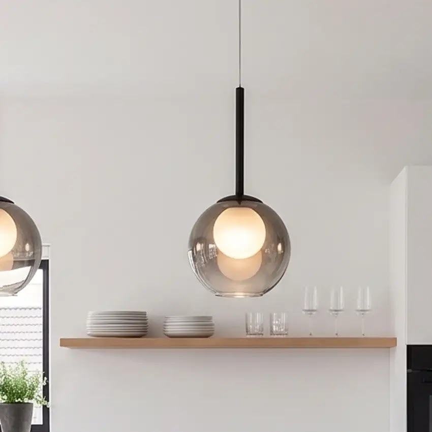 gros plan de la boule en verre fumé avec boule intérieure dépolie de la suspension flora