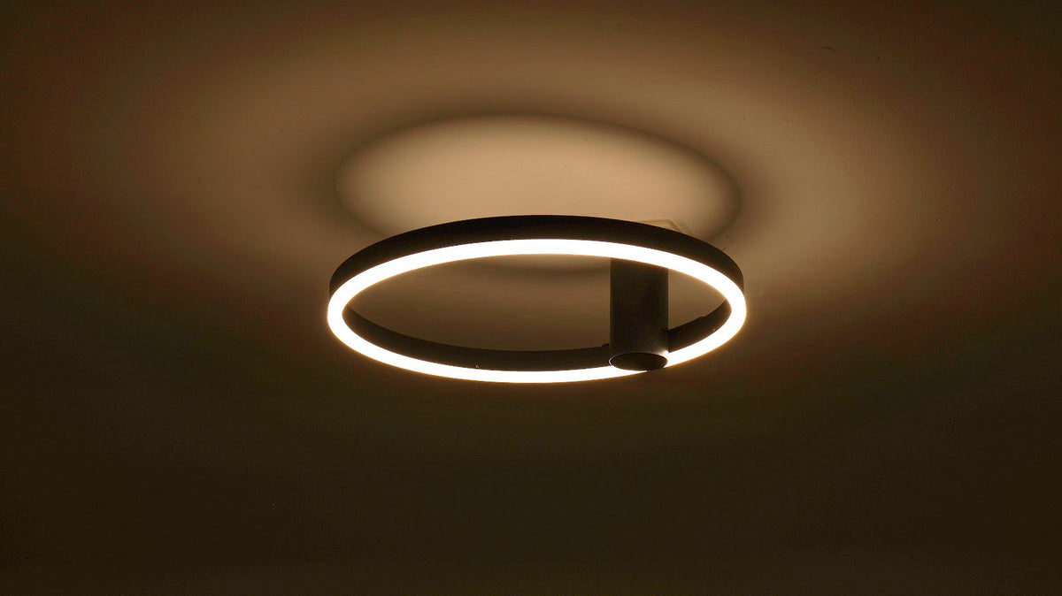 Plafonnier noir Ø40 cm Lysrum sur tube de 12 cm en intérieur