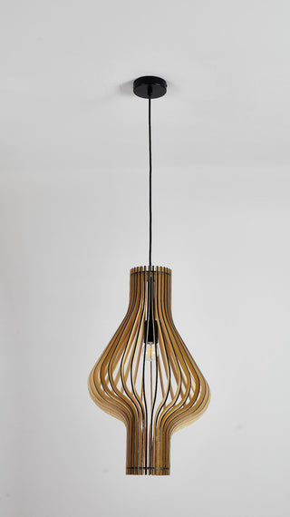 suspension en bois vue de face avec long câble noir et pavillon noir