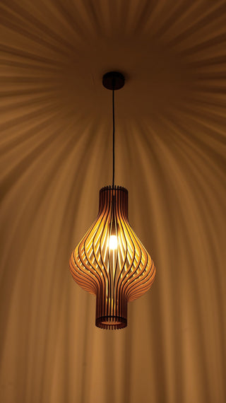 suspension en bois allumée avec lumière chaude et motif de rayons au plafond