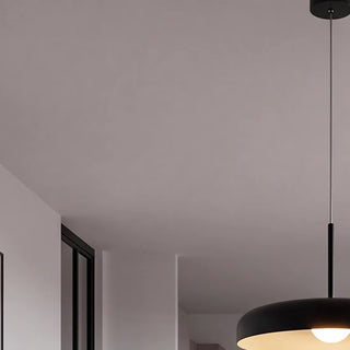 détail de l'abat-jour noir mat de la suspension dånsk avec intérieur crème