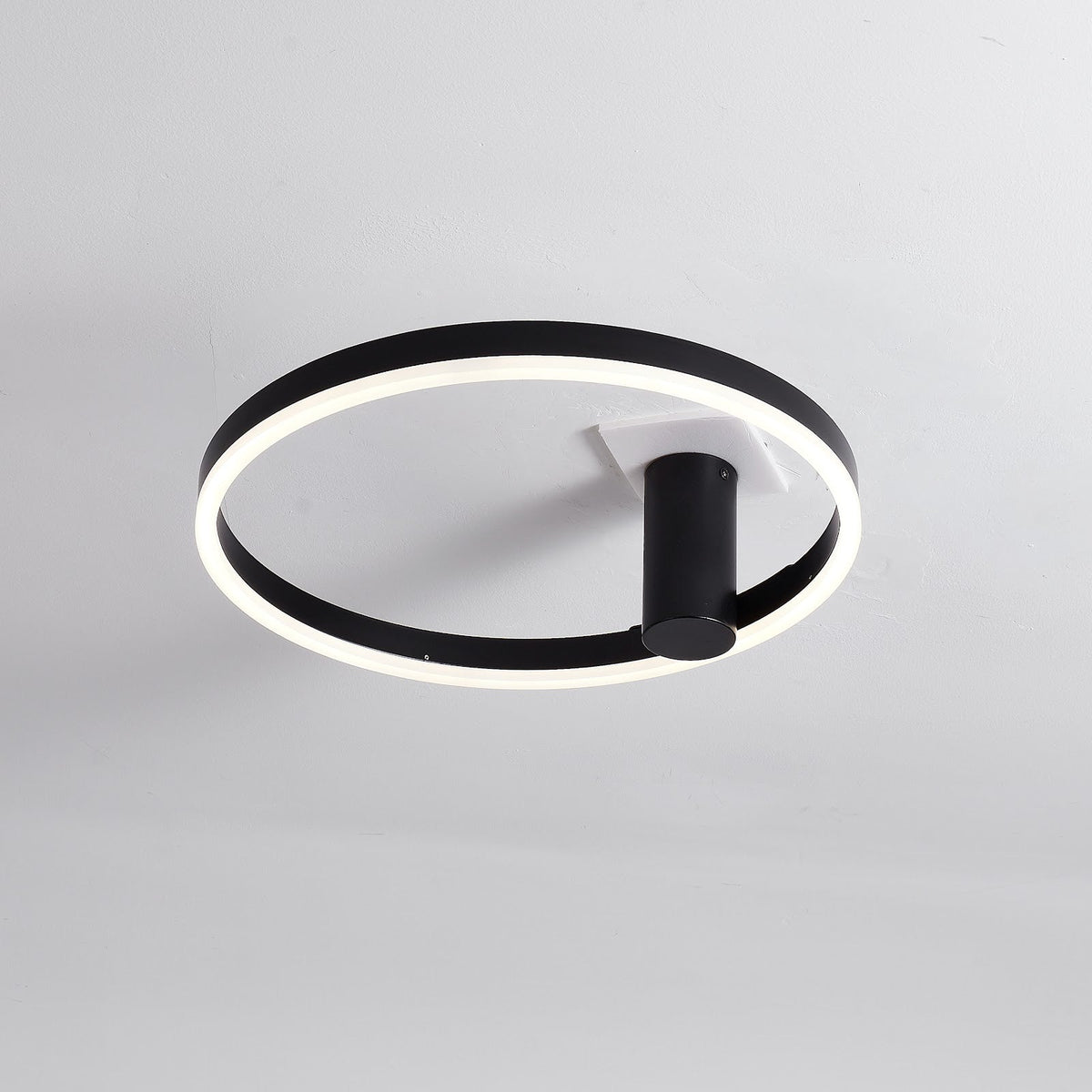 Plafonnier noir Ø40 cm Lysrum sur tube de 12 cm — ambiance dans le séjour