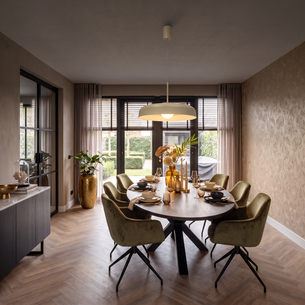 suspension beige dånsk ø38 cm au-dessus d'une table ovale dans une salle à manger luxueuse