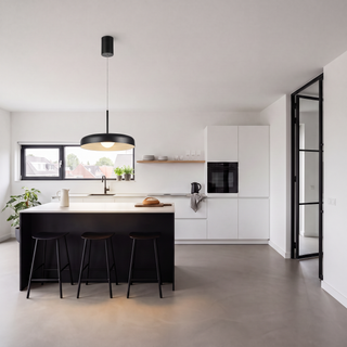 suspension noire dånsk ø38 cm au-dessus d'un îlot noir dans une cuisine moderne