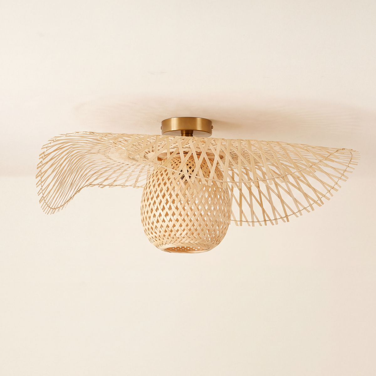 plafonnier en rotin ø65 cm avec bord ondulé et cache-plafond en laiton