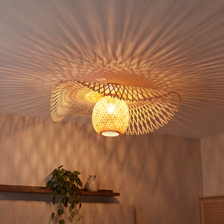 effet lumineux du plafonnier en rotin : motif de rayons au plafond et au mur