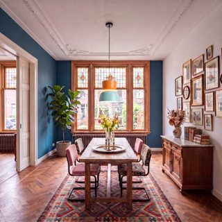 suspension rétro bicolore orange bleu menthe au-dessus d'une table en bois, intérieur éclectique