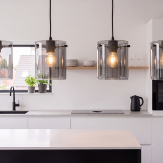gros plan abat-jour en verre fumé avec ampoule filament et support trois branches noir | vitrum