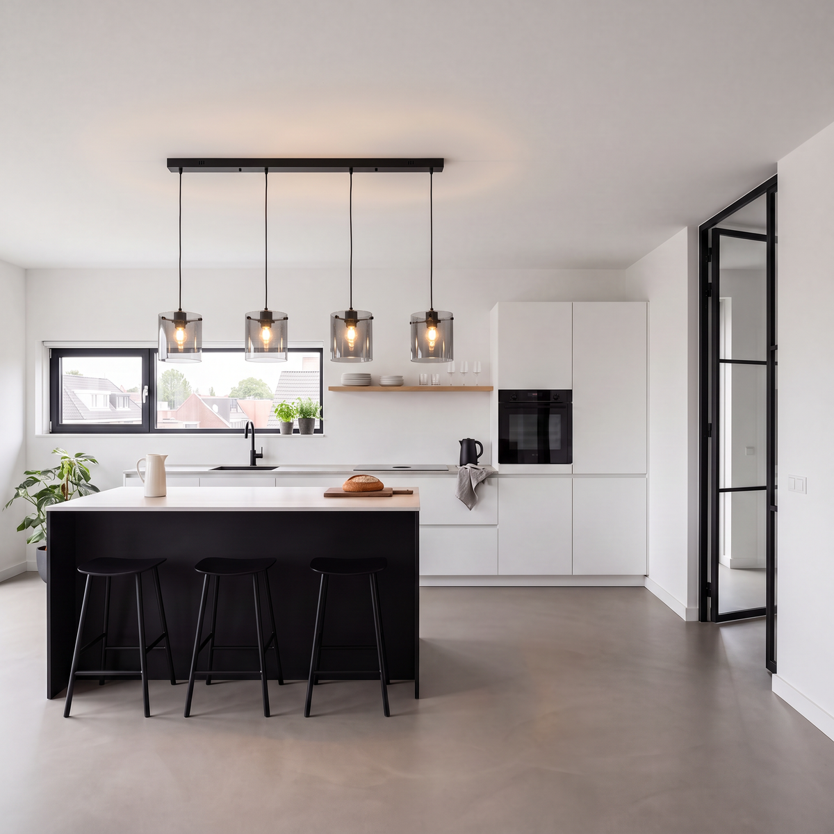 suspension verre fumé 4 lampes noir au-dessus d'un îlot dans une cuisine minimaliste | vitrum