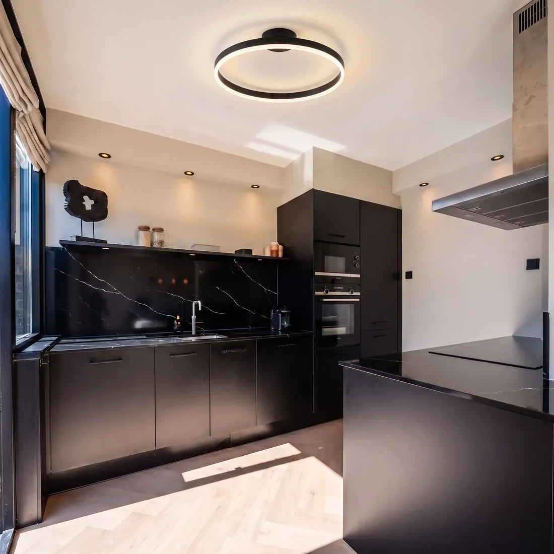 Plafonnier anneau noir Lysrum plat au plafond, allumé en blanc chaud