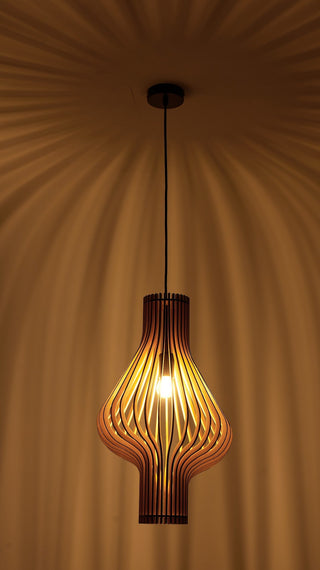suspension en bois ambiance du soir avec lumière blanche chaude