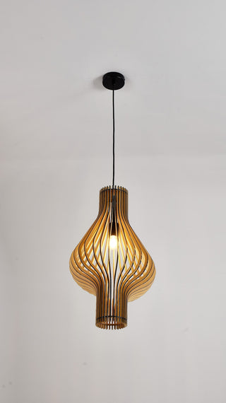suspension en bois design organique avec lamelles courbées et câble noir, photo studio