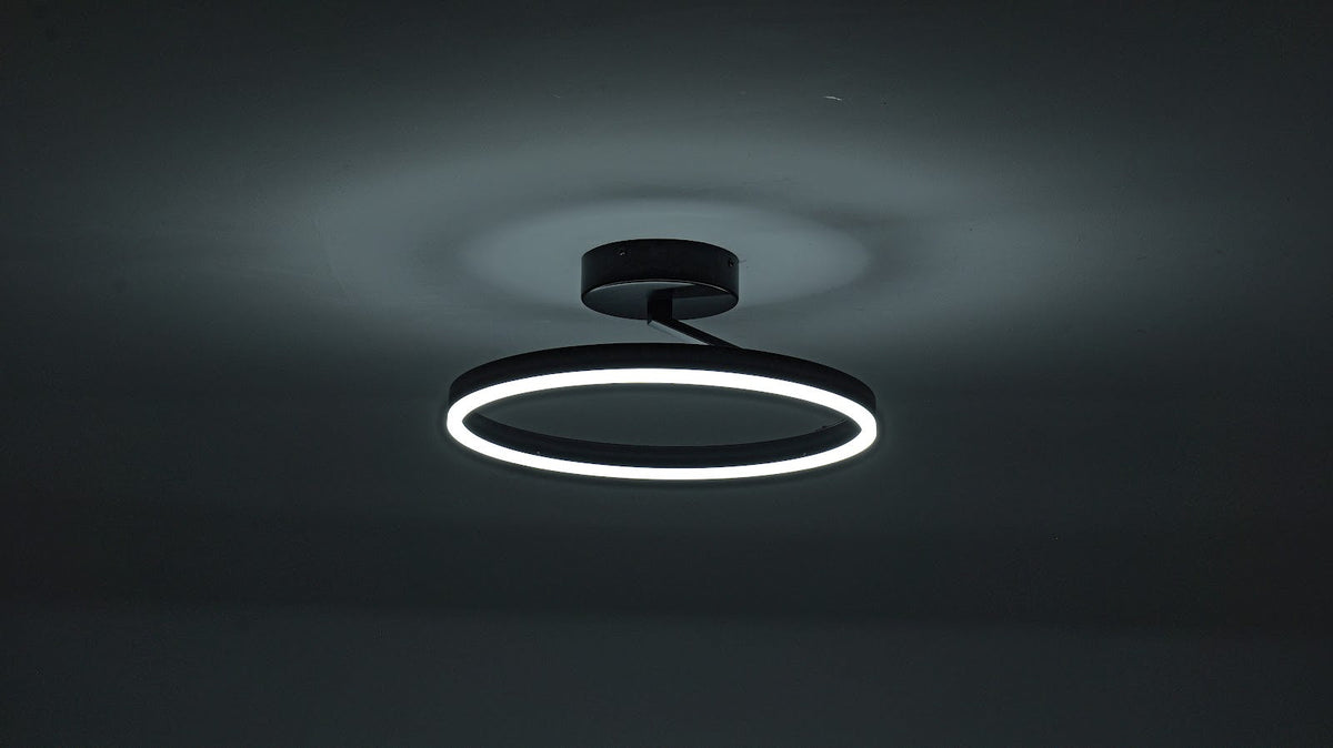Plafonnier noir Ø40 cm Lysrum plat au plafond, ambiance
