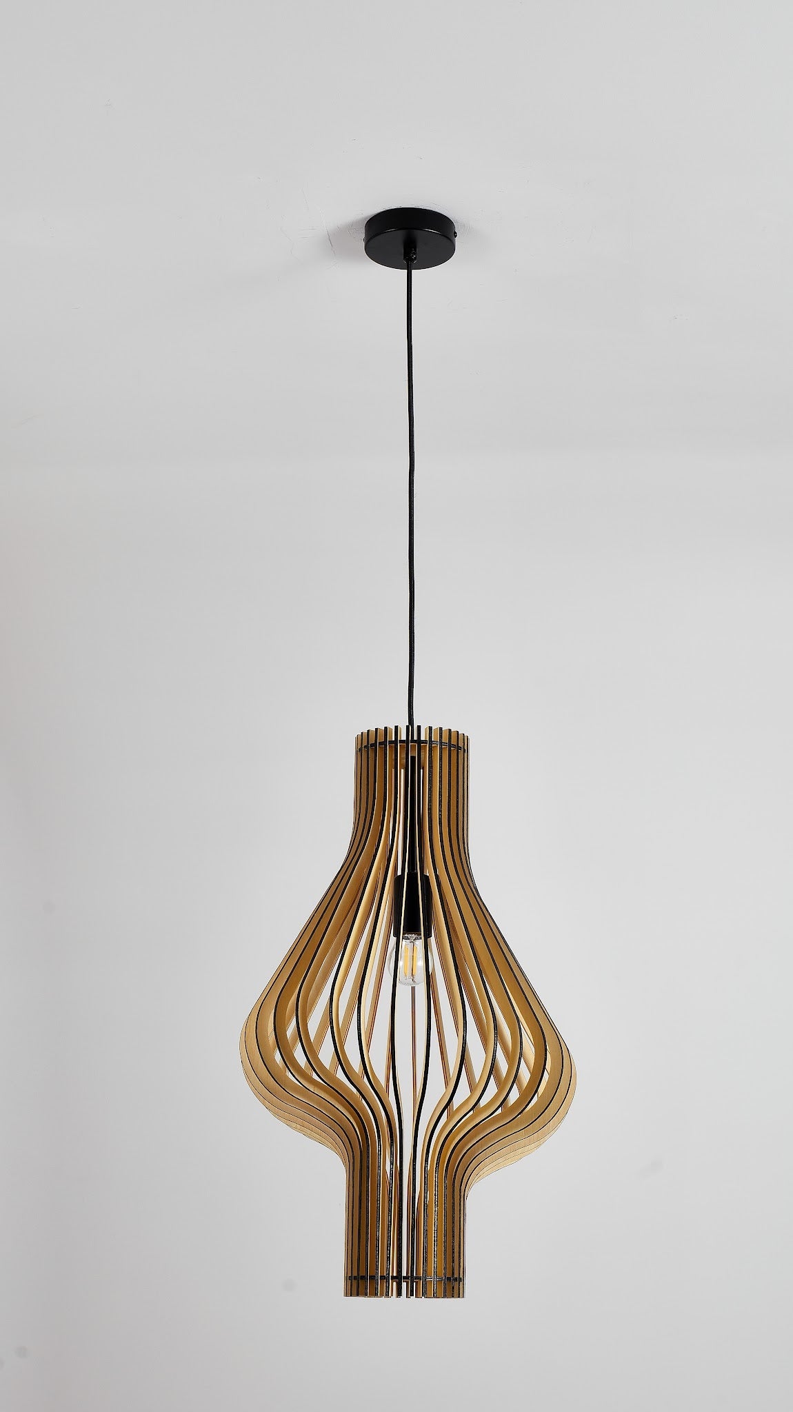 suspension en bois vue de face avec long câble noir et pavillon noir