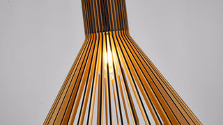 suspension en bois noir lignum détail des lattes en bois
