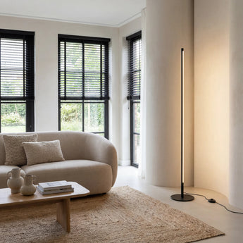 Lampadaire minimaliste noir Glød, vue de face