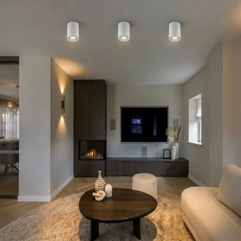 spot de plafond moderne lysrum dans un intérieur lumineux
