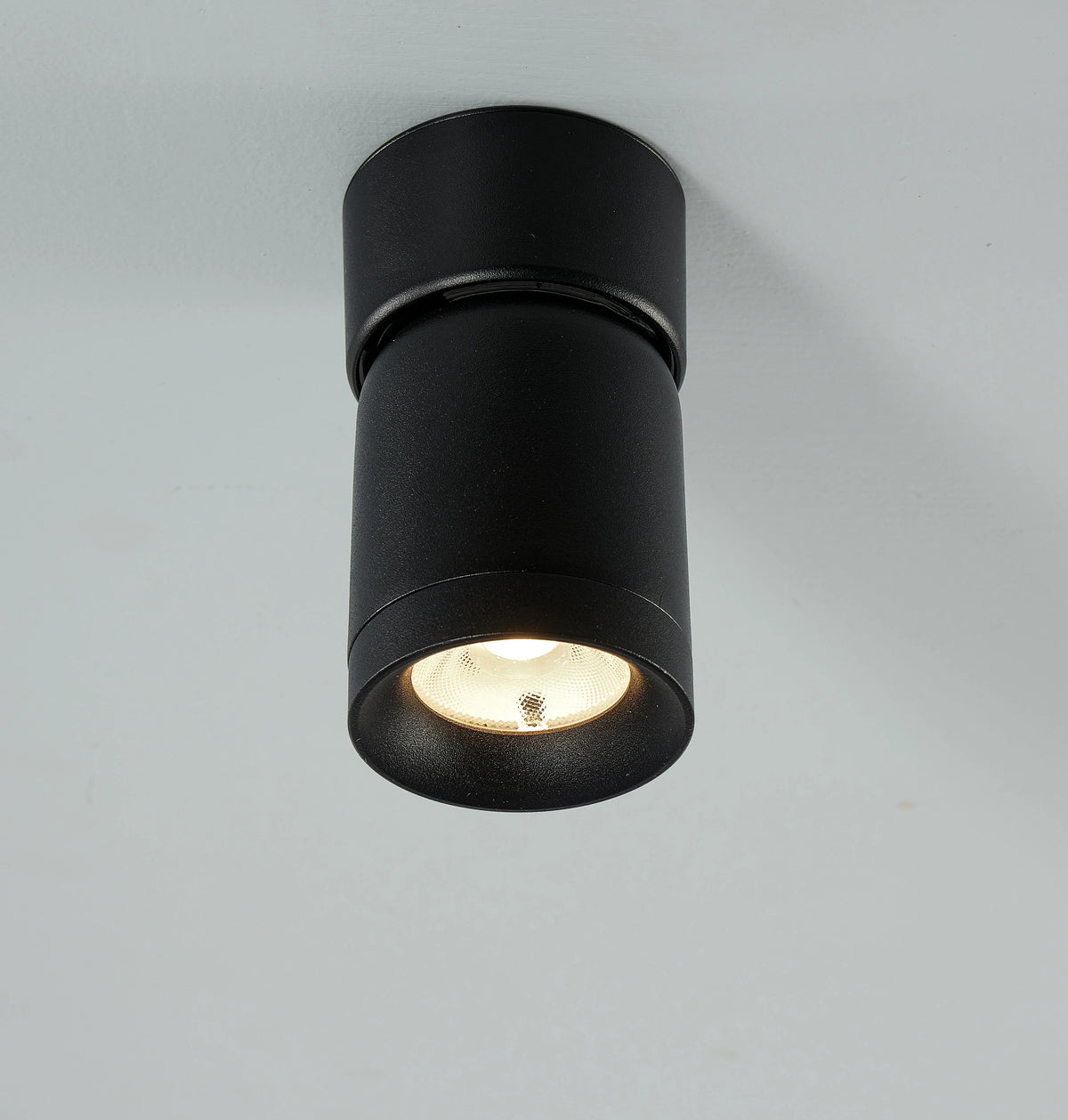Spot de plafond Lysrum orienté vers un mur