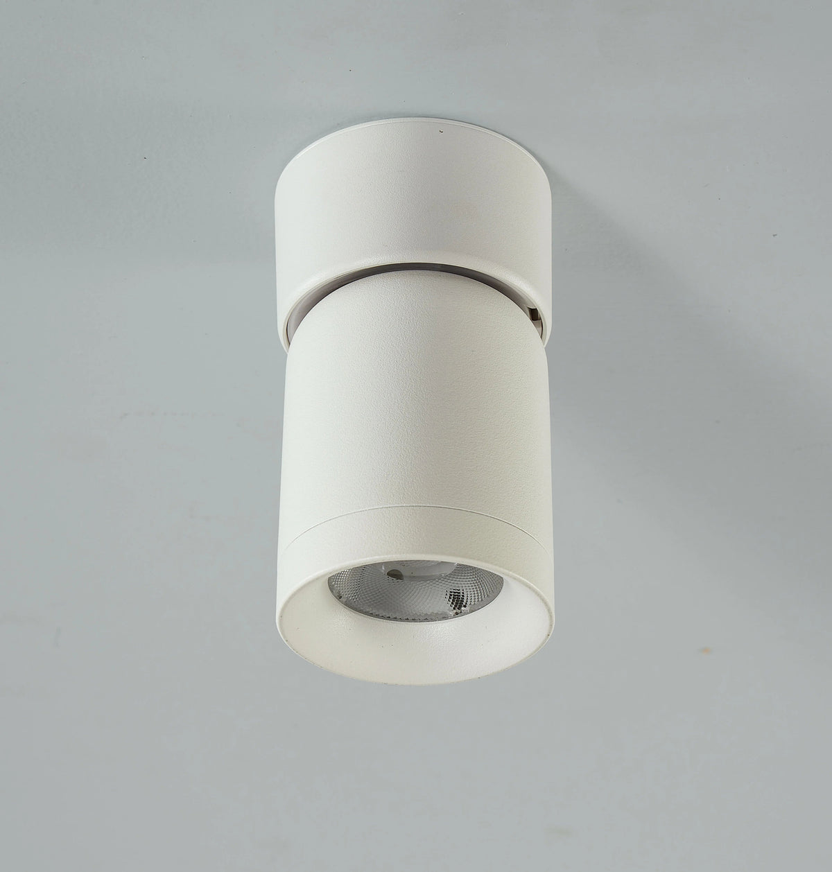 Spot de plafond Lysrum, détail de la fixation au plafond