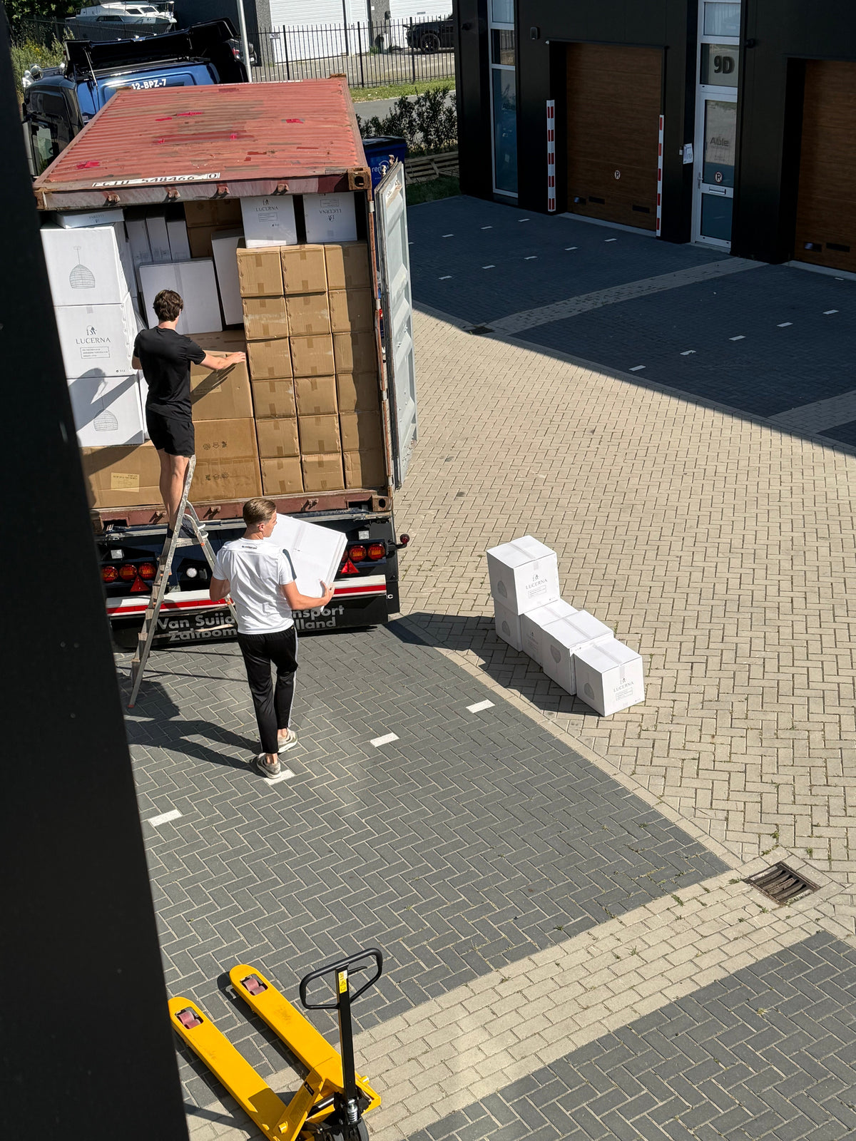 Déchargement d’un conteneur de luminaires chez De Lampfabriek