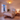 plafonnier en rotin allumé le soir dans une chambre scandinave
