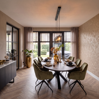 suspension verre fumé 4 lampes au-dessus d'une table ovale dans une salle à manger hôtel chic | vitrum
