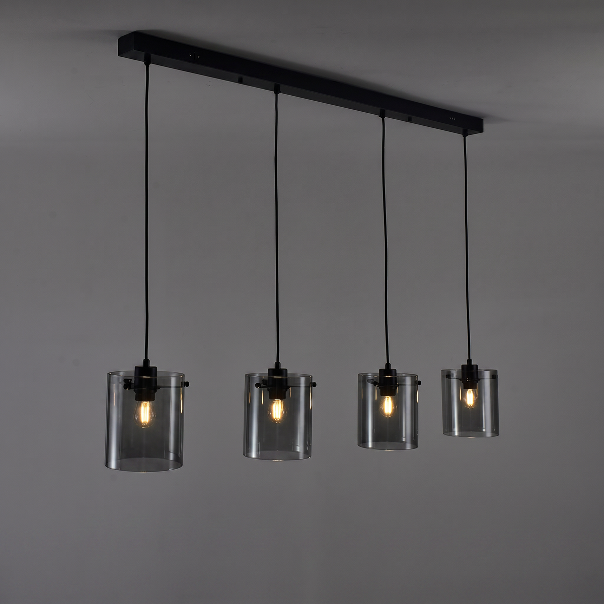 photo studio sombre : suspension vitrum 4 lampes avec ampoules filament incandescentes