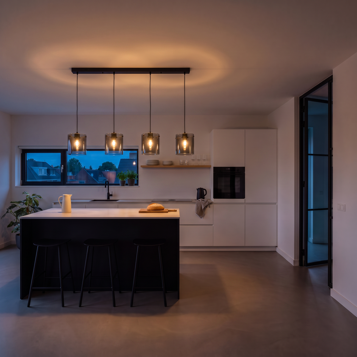 suspension vitrum verre fumé 4 lampes le soir — lumière chaude dimmable au-dessus de l'îlot