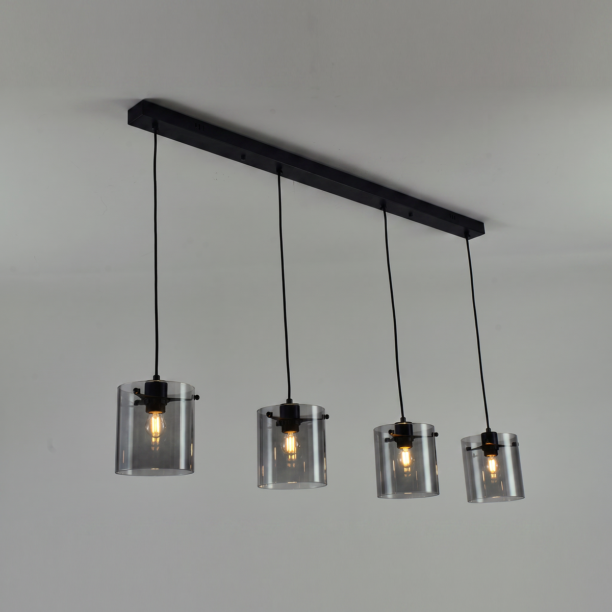 photo studio : suspension verre fumé 4 lampes noir avec barre et quatre abat-jours | vitrum