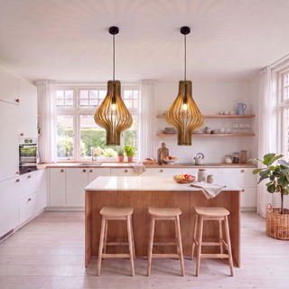 deux suspensions en bois au-dessus de l'îlot de cuisine, ensemble scandinave