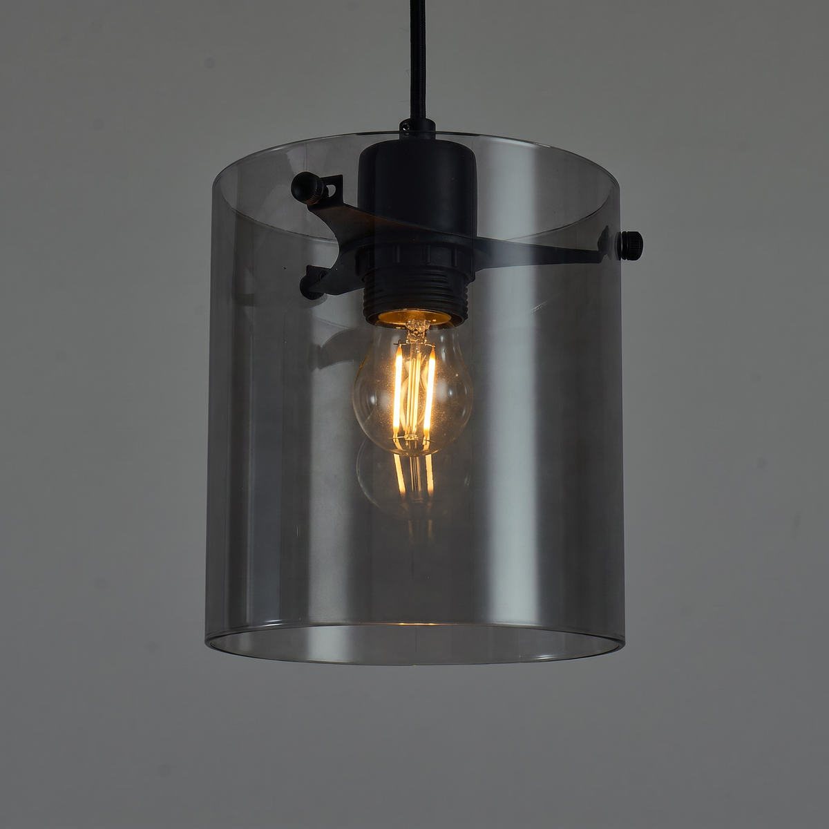 gros plan cylindre en verre fumé avec ampoule filament e27 | vitrum
