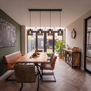 suspension verre fumé 4 lampes noir au-dessus d'une table dans un intérieur industriel | vitrum