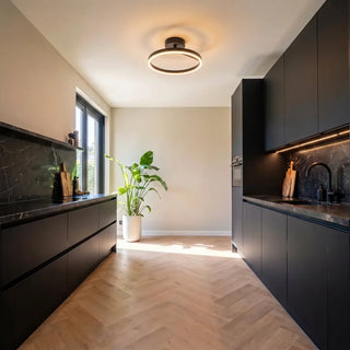 Plafonnier anneau noir Ø40 cm Lysrum au-dessus d'une cuisine au parquet en point de Hongrie