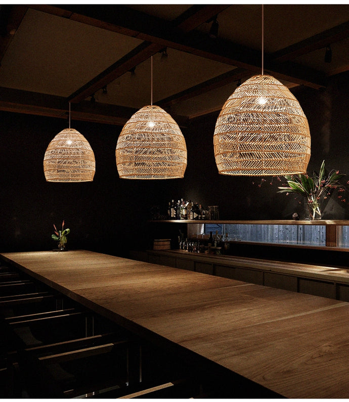 suspension en rotin, lampe suspendue rotin, luminaire naturel, suspension artisanale, lampe rotin beige, lampe rotin noir
