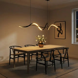 suspension cuisine noire, suspension LED intégrée, suspension design courbé, suspension dimmable cuisine, luminaire îlot de cuisine