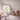 lampe de table organique sur bureau en chêne dans un bureau scandinave