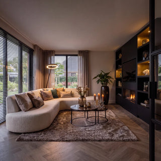 lampadaire noir dans un salon style hôtel chic