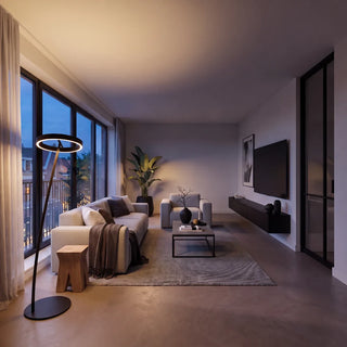 lampadaire noir le soir avec lumière d'ambiance chaude